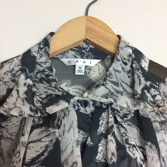New CAbi BLACK GRAY Sheer FLORAL BLOUSE Sz MEDIUM - Picture 4 of 8